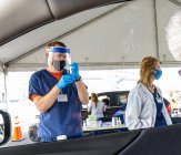 Un'infermiera prepara una siringa in un centro di distribuzione di vaccini a Hoover, Alabama organizzato dall'Università dell'Alabama, Birmingham, UAB. — Foto stock