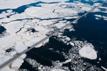 Puente largo y bahía llena de hielo en Canadá - foto de stock