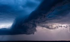 Барвисті хмари, коли під час сходу сонця вибухає шторм — стокове фото