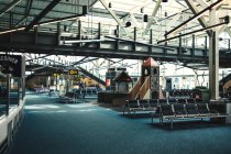 Terminal vacía del aeropuerto durante Covid - foto de stock