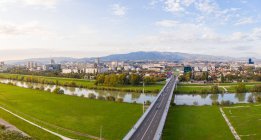 Vue aérienne panoramique de slobode / pont de la liberté traversant la rivière Sava, Zagreb, Croatie. — Photo de stock