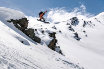 Hombre snowboard en la montaña nevada durante las vacaciones - foto de stock