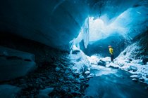 Uomini che esplorano la grotta di ghiaccio a Thrsmrk - Islanda — Foto stock