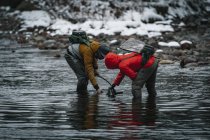 Pesca a mosca uomo e donna in inverno durante le vacanze — Foto stock