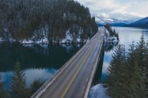 Ponte vazia sobre o rio durante o inverno — Fotografia de Stock