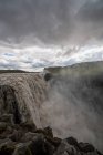 Poderosa cascada Dettifoss en Islandia del Norte - foto de stock