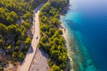 Luftaufnahme eines Autos, das die Küstenlandschaft entlang fährt, Kroatien. — Stockfoto