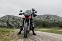 Homem um com motocicleta no campo — Fotografia de Stock