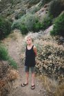 Блонда Твін стоїть на стежці в горах Оджай — стокове фото
