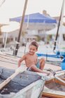 Симпатичный мальчик позирует на пляже — стоковое фото