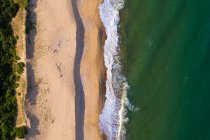 Luftaufnahme über dem Strand von Taquara, Bal Cambori, Brasilien. — Stockfoto