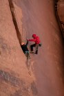 Uomini che danno il cinque mentre scalano la scogliera al Parco Nazionale di Canyonlands — Foto stock