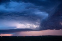 Nuvole variopinte mentre scoppia la tempesta durante l'alba — Foto stock