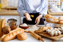 Ragazza fa la pasta di pane in una cucina — Foto stock