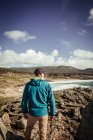 Young  man standing on the cliff — Stock Photo