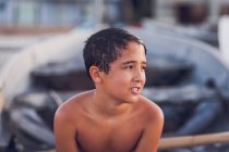 Kleiner Junge steht am Strand — Stockfoto