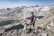 Jeune femme randonnée avec chien en montagne pendant les vacances — Photo de stock
