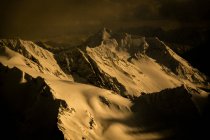 Сценический вид покрытых снегом гор на закате — стоковое фото