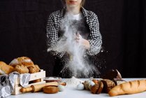 Chica hace masa de pan en una cocina - foto de stock