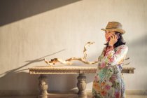 Молода красива жінка розмовляє по телефону — стокове фото