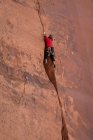Vista a basso angolo dell'uomo falesia rocciosa al Canyonlands National Park — Foto stock