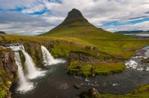 Известный водопад Kirkjufellsfoss в Западной Исландии — стоковое фото