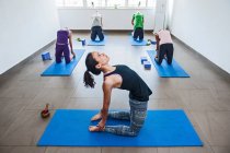 Profesor de yoga instruyendo grupo en Yangshuo - foto de stock
