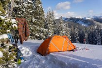 Зимний лагерь в горах Колорадо — стоковое фото