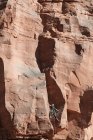 Formation de rochers d'escalade masculine au parc national Canyonlands pendant les vacances — Photo de stock