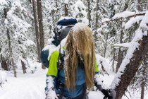 Jovem excursão de esqui feminino em altas montanhas do Colorado — Fotografia de Stock