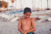 Милий хлопчик стоїть на пляжі — стокове фото