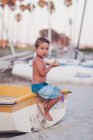 Милий маленький хлопчик сидить на пляжі — стокове фото