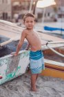 Маленький хлопчик стоїть на пляжі — стокове фото