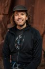 Портрет улыбающегося человека против образования скал в Национальном парке Каньонлендс — стоковое фото