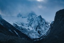 Szenische Ansicht der verschneiten Landschaft gegen den Himmel — Stockfoto