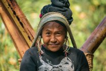 Retrato de la señora de la tribu Akhu cerca de Kengtung, Myanmar - foto de stock
