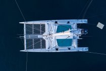 Вид з повітря на білий катамаран у морі — стокове фото
