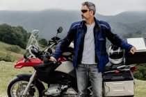 Uomo in moto in montagna — Foto stock