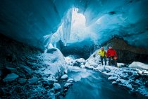 Homens explorando caverna de gelo em Thrsmrk - Islândia — Fotografia de Stock