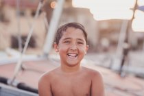 Портрет мальчика на лодке — стоковое фото