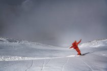 Mann beim Snowboarden auf Berg gegen Himmel im Urlaub — Stockfoto