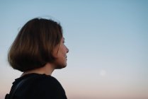 Porträt einer erwachsenen Frau während eines Sonnenuntergangs. — Stockfoto
