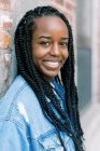 Портретний головний убір красивої молодої чорної жінки в джинсовій куртці — стокове фото