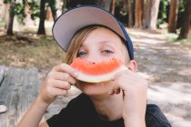 Junge verwandelt Wassermelonenschale in ein Lächeln. — Stockfoto