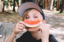 Rapaz transforma melancia Rind em um sorriso. — Fotografia de Stock