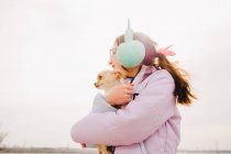 Portrait d'une adolescente heureuse avec son petit chien chihuahua — Photo de stock
