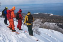 Menschen in warmer Kleidung mit Snowboards mit Blick auf die Landschaft im Urlaub — Stockfoto