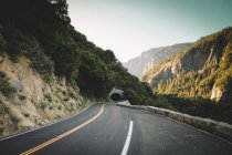 Straße in schönen Bergen vor Naturkulisse — Stockfoto