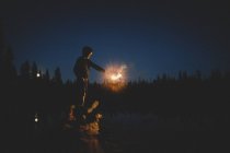 Silhouette d'un homme sautant sur la plage — Photo de stock