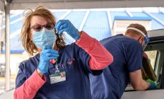 Uma enfermeira prepara uma seringa em um centro de distribuição de vacinas em Hoover, Alabama, organizado pela Universidade do Alabama, Birmingham, UAB. — Fotografia de Stock